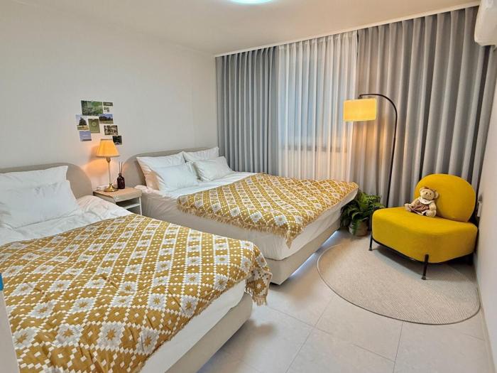 AREX Line, 2 Min Walk to DMC, 1 Stop to Hongik University, Emmas House, Seoul Travel