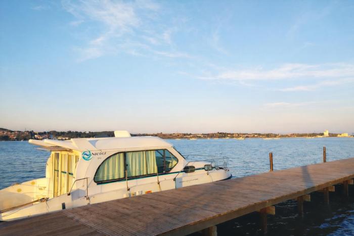 Bateau 6 personnes sans permis terrasse à quai ou Supplément Navigation
