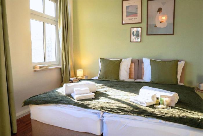 Cozy home with 3 BR, luxury beds, Smart TV, Wifi & private parking spot