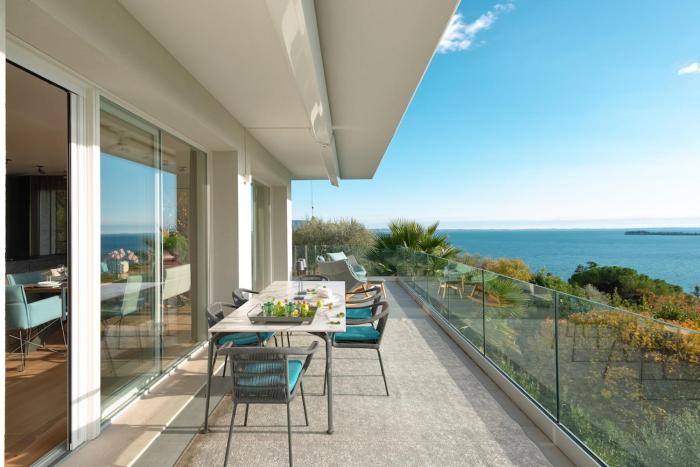 Villa Panorama with wonderful lake view and service car