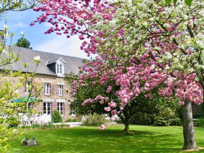 La Longère 1750 Hambye piscine grand jardin