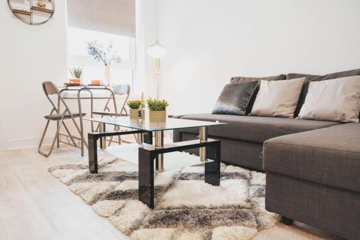 Top Floor 1BR Wishaw Flat with Parking