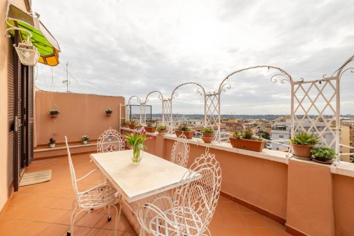 Delightful attic with terrace-Caffarella