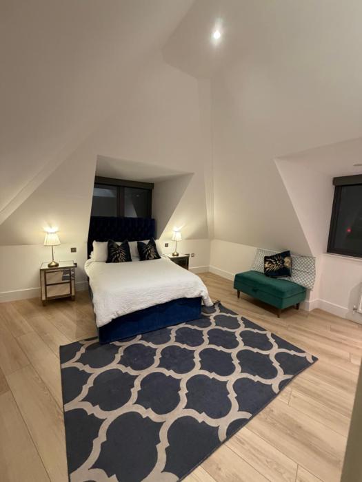 Spacious Penthouse in Barnet