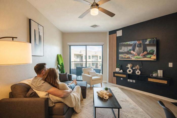 Bright 1BR Uptown Biltmore Gym Pool Parking WD