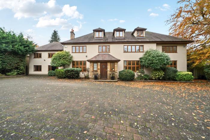 Kingswood 6 Bed Mansion, Tennis Court and Cinema