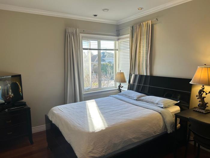 A cozy en-suite on the second floor with independent entranceclose to YVR
