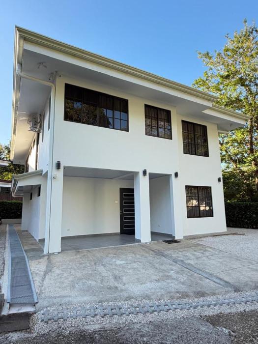 Casa amplia con WiFi y piscina, a min del mar, 10p
