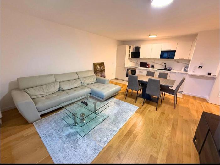 YZY LOC Suresnes Centre