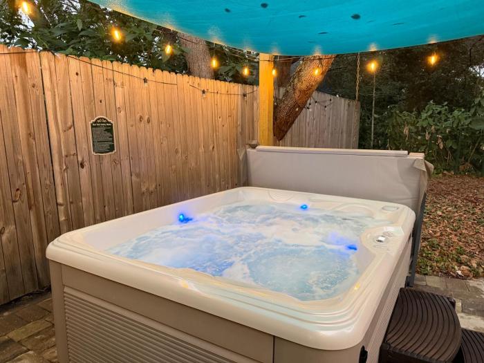 Hot Tub! Serene Coastal Walk to Vilano Beach 2 bedrooms & 2 ACs