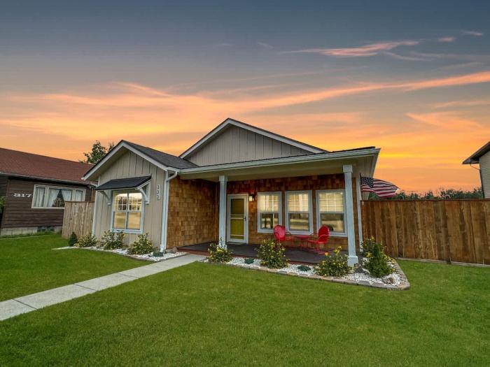 Upscale Suite - Hot Tub - Steps to Dining Coffee