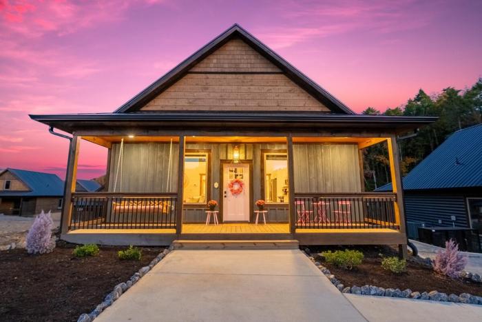 NEW Pink Cabin, 8 min Dollywood, HotTub, Sleeps 8