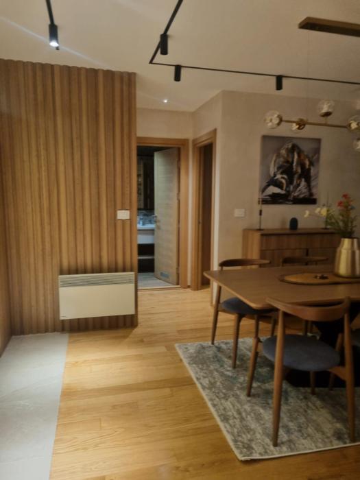 Royal Garden Luxury Spa Apartment with Sauna and Jacuzzi