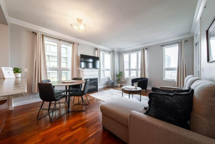 Downtown Edmonton Suite: 5-Min Drive to Rogers