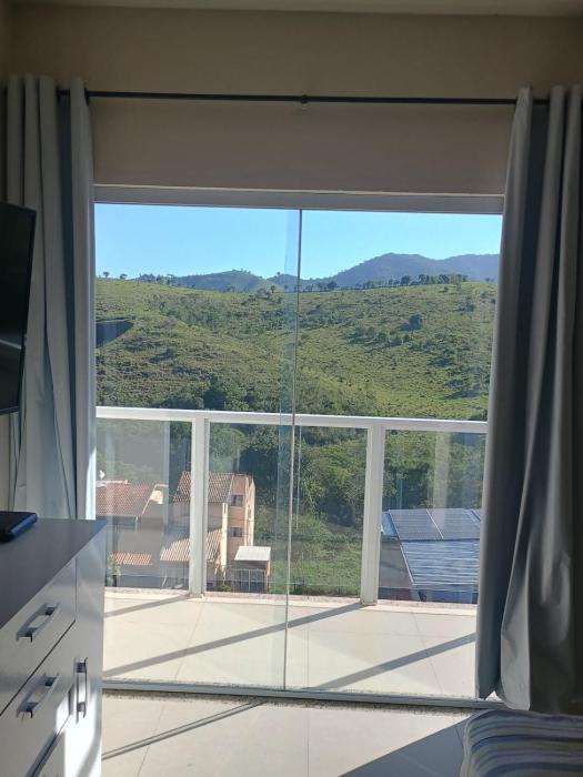 Casa moderna com vista para as montanhas