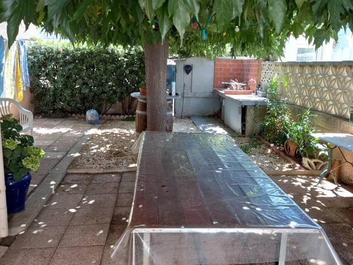 Maison de village cosy près de la plage, 2 chambres, terrasse, parking gratis, BBQ, Wi-Fi optionnel - FR-1-529-286