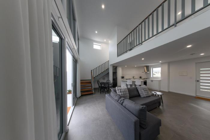 Private Mezzanine Bedroom, Soaring Ceilings, Sleeps 3, Walk to Cafes, 15 min to Bunbury