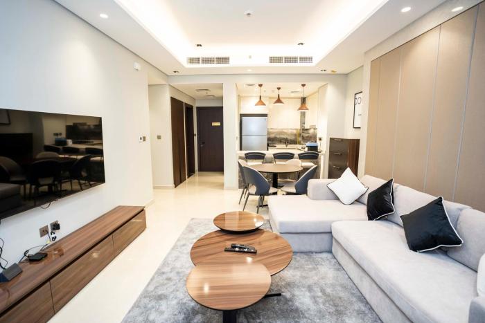 Spacious Luxe 2BR in Dubai - With Pool and Gym