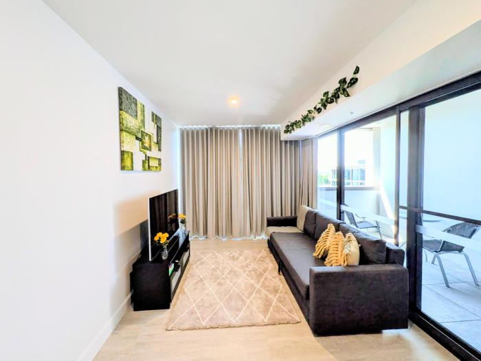 Brand New Cozy City Apartment with Balcony, Free Parking, Gym, Pool and Workspace