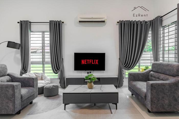 Black & White 4BR Semi-D Home for 10 Guests with Pool Table Games & Free Netflix WiFi