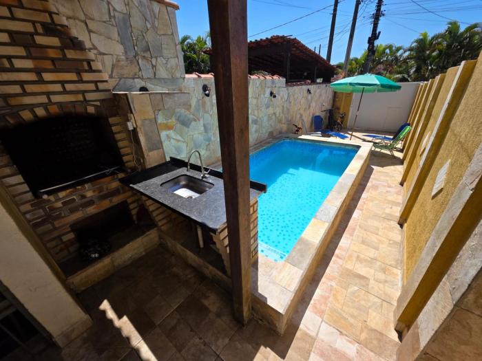 Casa com Piscina Aquecida, Churrasqueira e Wi-fi, lado praia de Itanhaém