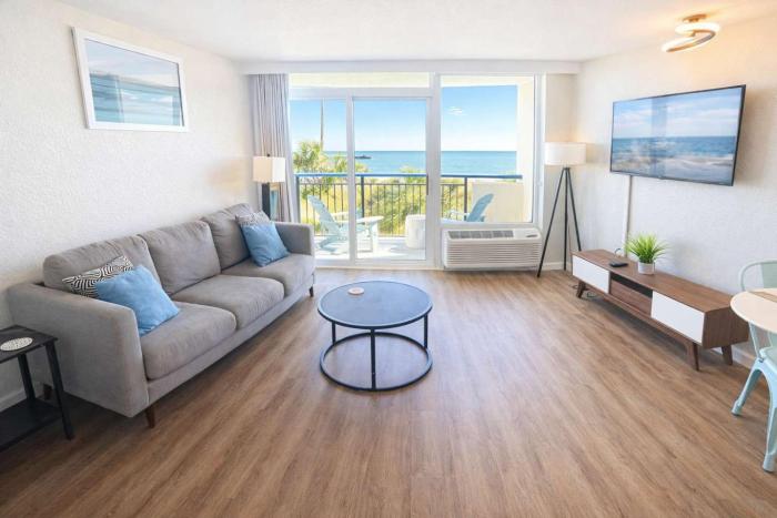 Double Palms by StayMareni - Oceanfront Suite