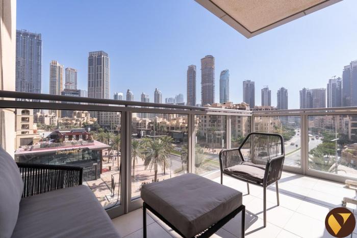 Vogue Vacation Homes, Downtown Burj Residence Near Dubai Mall and Burj Khalifa, Three Bedroom Plus Maids room Apartment with Balcony and City View, Access toAmenities