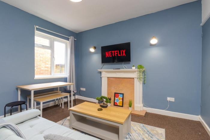 Spacious high street apartment, Sleeps 6