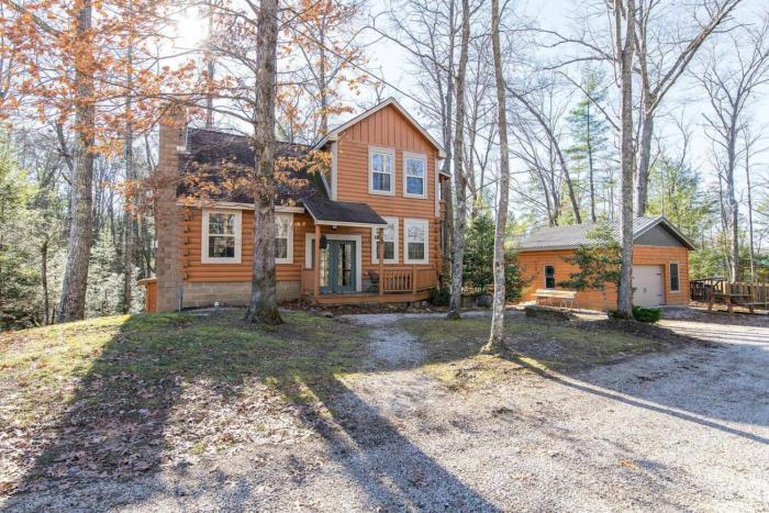 Climbers Haven- Hot Tub, Firepit, Sunroom, 5 mins to Natural Bridge