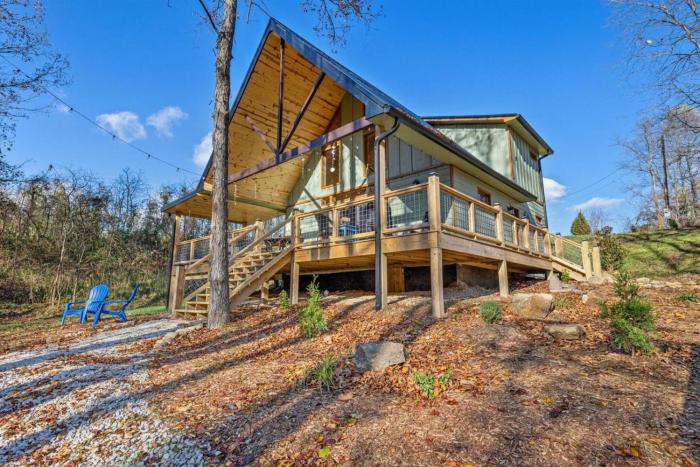 EagleRock Retreat- Pet Friendly, Hot Tub, Firepit