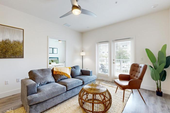 Modern Luxury Apartment with Private Balcony