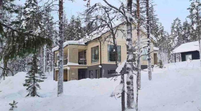 Luxury log villa with hot tub