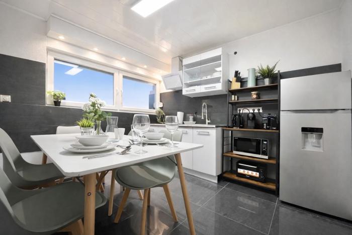 STN Kocherwald Suite - Ferienwohnung mit 4 Schlafzimmer, 8 Big Beds, Parkplatz & Balkon, Highspeed WLAN, Netflix Premium, Zentral zu Audi & Schwarz Gruppe