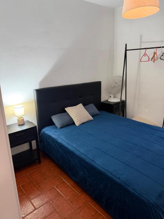 Um quarto em um apartamento