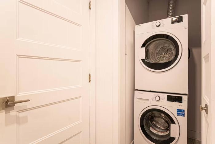 107 - Sleek New 2BR Apt with Patio, Parking, DT&Airport