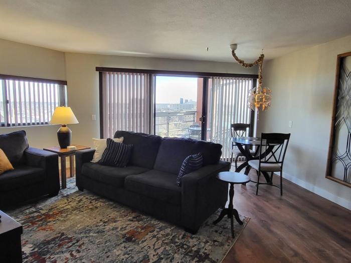 Comfortable 1 Bed 1 Bath Loft in Uptown Denver