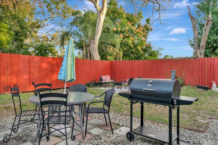 Sleeps 8 Near Busch Gardens with BBQ and Fenced Yard