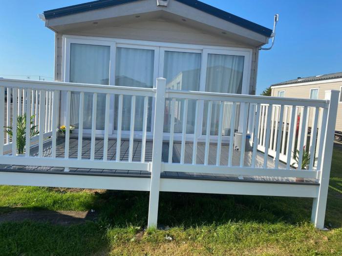 Lovely 6 Berth Caravan With Front Decking At Seawick, Essex Ref 27242Sw