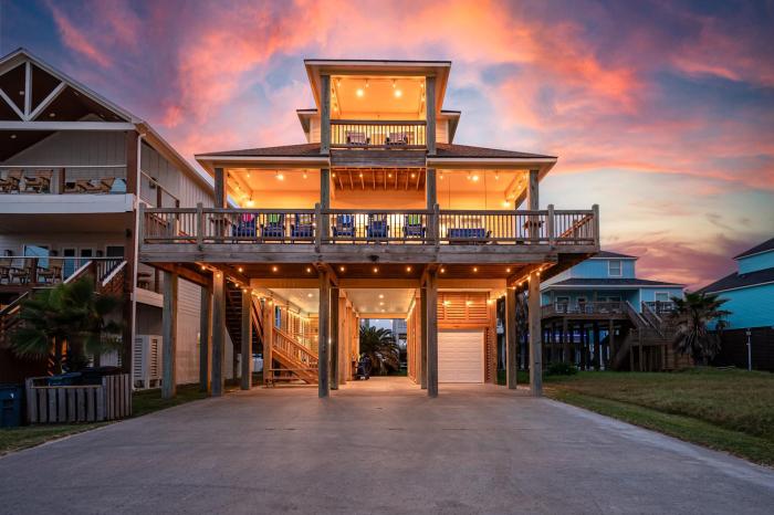 Steps To The Beach with Hot Tub Yard Games