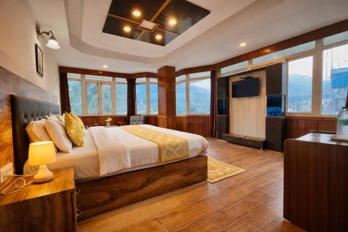 Hotel Out Town Manali !! Near Mall Road ! Parking ! lift ! Best Family Hotel