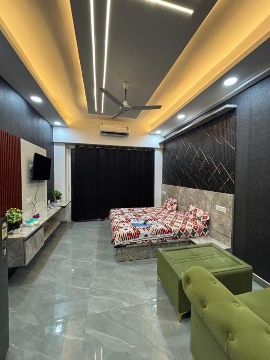 Skyview Modern Stay at Gaur City Center Noida