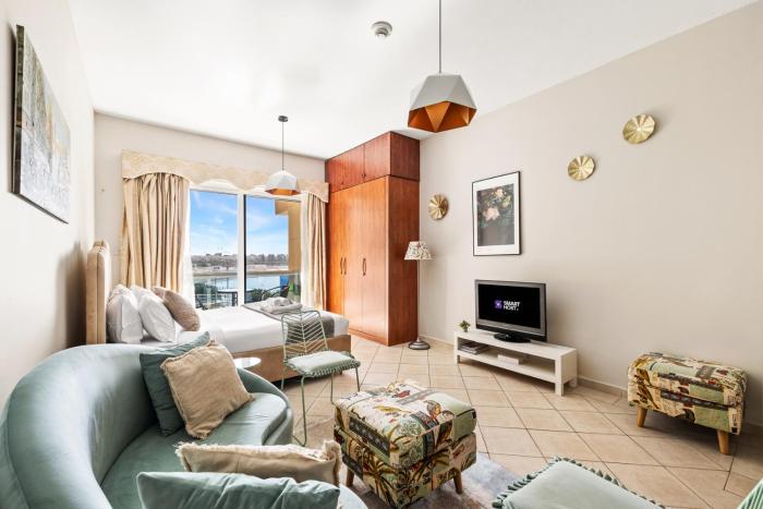 Sunny Studio with Pool, Gym & Sauna in Dubai Escape
