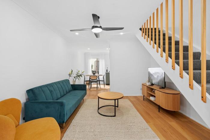 Palm-Feel Townhouse in the Heart of Burleigh
