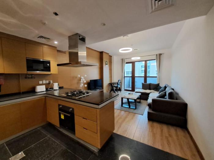 Modern One-Bedroom Apartment King and Queen Beds Two Bathrooms