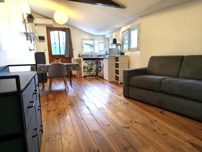 Studio climatisé à deux pas des remparts, parking