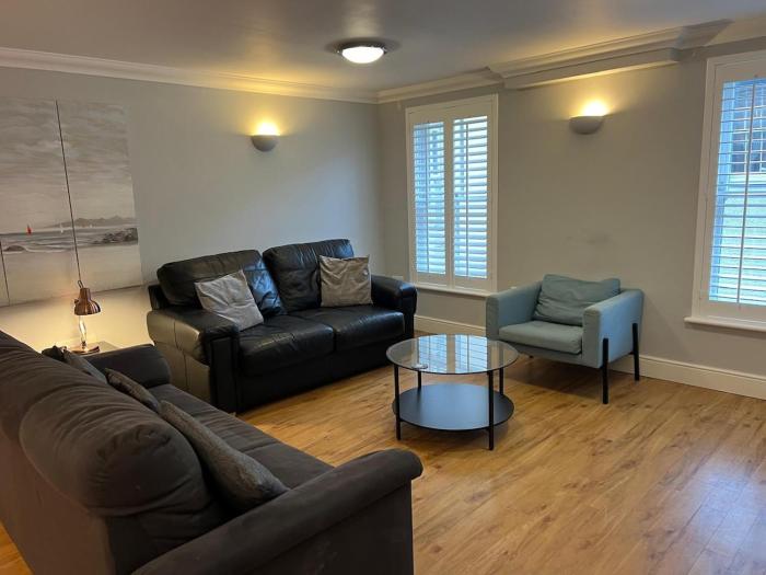 Bay-View 2 Bedroom Seafront Apartment I Parking