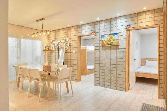 홍대입구역 도보2분 방3 화장실2 10인숙소