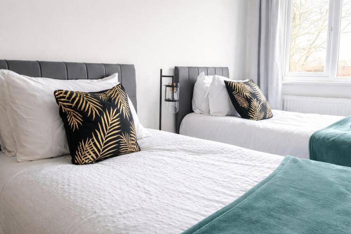 Ashford 3BR with Driveway in Secure Neigbourhood