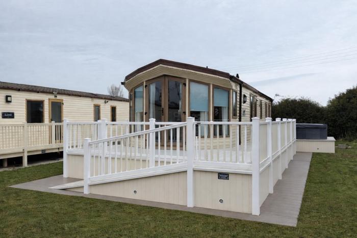 Sunnymede i2 - Hot tub caravan with ramped decking, pet friendly - Meadow Lakes Caravan & Lodge Hire