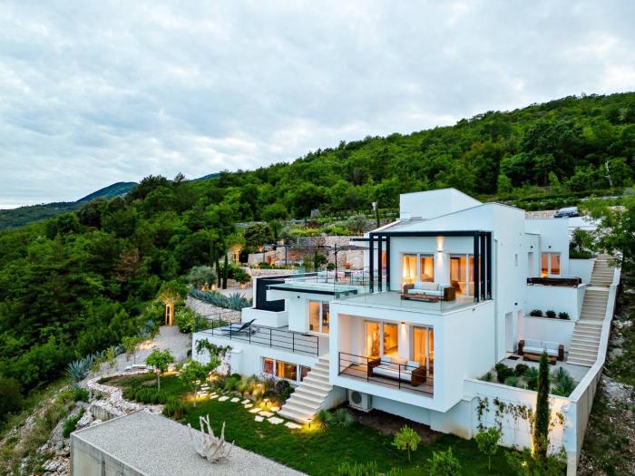 Luxurious Villa with 5-Bedroom Retreat in Sveta Jelena